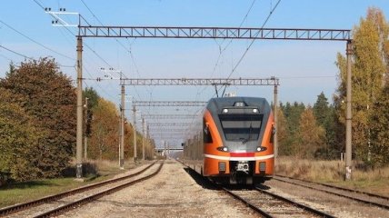 В Эстонии пассажирский поезд протаранил грузовик: два вагона сошли с рельс