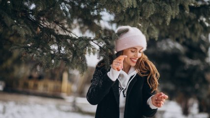 Девушка радуется снегу