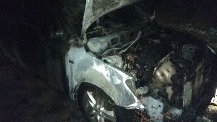 В Сумской области неизвестные сожгли машину депутата