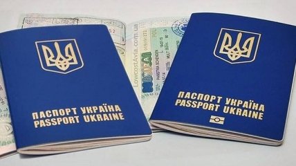 Украинцы массово оформляют загранпаспорта в "электронной очереди"