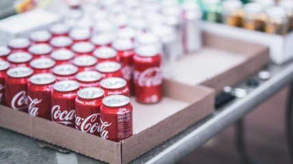 Бренд Coca-Cola продовжує співпрацювати з рф