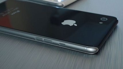 iPhone 8 может лишиться беспроводной зарядки