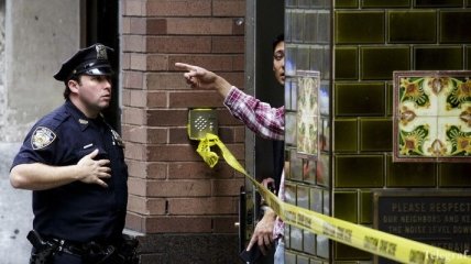 В центре Нью-Йорка мужчина напал на полицейского с ножом