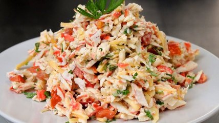 Салат с крабовыми палочками и помидорами