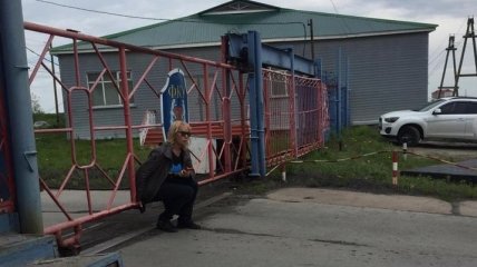 Сидит под колонией: Денисову снова не пускают к Сенцову 