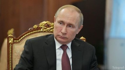 После слухов об ухудшении состояния Путин "размял" руку (видео)