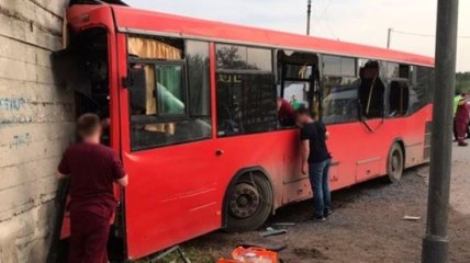 В РФ автобус влетел в дом: есть погибший (Видео)