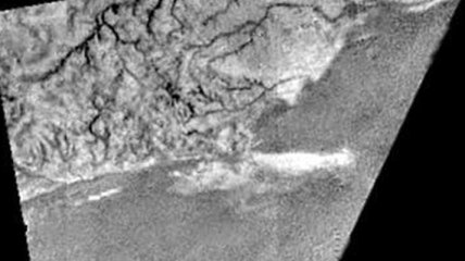 Около Титана замечены светящиеся газовые пятна