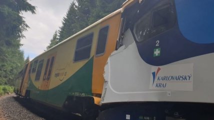 Два пассажирских поезда столкнулись в Чехии, есть погибшие и раненые
