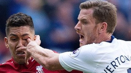Палец в глаз: жуткая травма Фирмино в матче с Тоттенхэм - Ливерпуль
