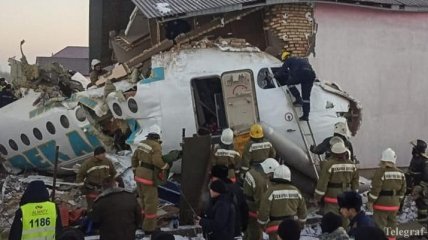 Авиакатастрофа в Казахстане: первые видео с места трагедии