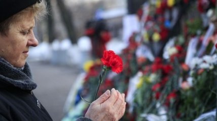 В честь Небесной Сотни на Майдане зажгли "Лучи Достоинства"