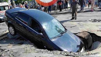 В Киеве авто с женщиной и двумя детьми провалилось в яму с кипятком 
