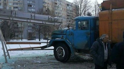 В Харькове мусоровоз снес остановку
