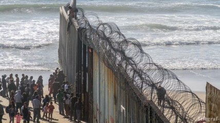 Трамп подписал закон о дополнительном финансировании мексиканской стены