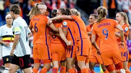 Футболистка из Нидерландов сделала красивый финт в матче Евро (Видео)