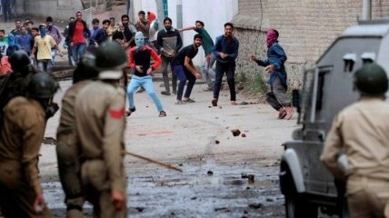 В результате протестов в Кашмире получили ранения 100 студентов