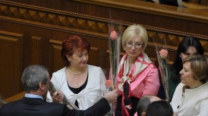 Женщинам-депутатам из "Батькивщины" принесли розы