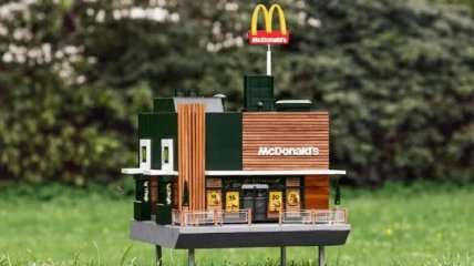 Крохотный McDonald's для пчел в Швейцарии 