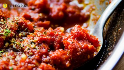 Аджика прекрасно подчеркивает вкус блюд (изображение создано с помощью ИИ).