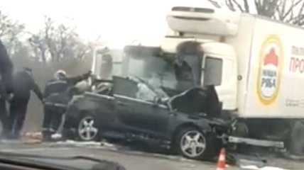 Под Черкассами легковушка врезалась в грузовик: водитель погиб