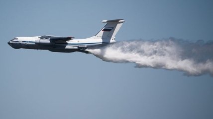 В РФ Ил-76 сбросил 40 тонн воды на полицейских (Видео)