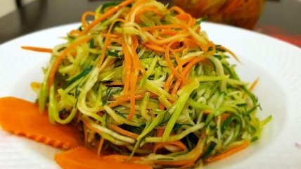 Літній салат з кабачків, моркви та цибулі