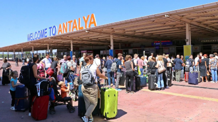 У аеропороту Анталії застрягли українські туристи