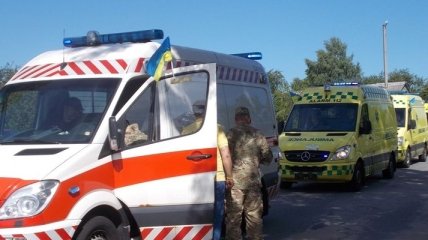 Украинские десантники получили санитарные машины из Дании