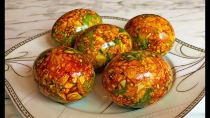 Как оригинально покрасить яйца на Пасху: мраморный эффект при помощи двух ингредиентов