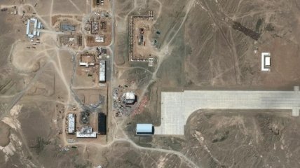 Китай будує в пустелі суперсекретний аеродром для випробування космічної зброї: з'явилися фото зі супутника