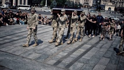 Прощание с погибшим звукорежиссером и военным Иваном Шульгой в Киеве 20 июня