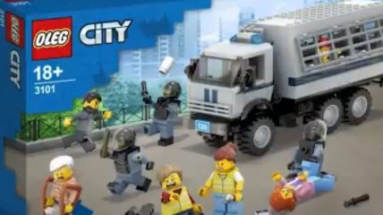 "Новая реальность": в РФ художник придумал конструктор LEGO на тему автозака с протестующими (видео)