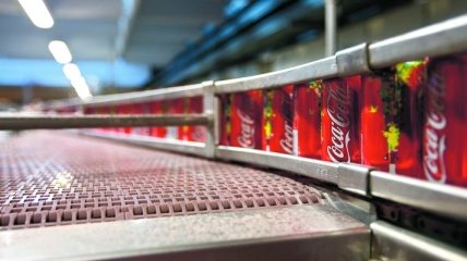 Новый скандал с Coca-Cola: теперь с перевернутым флагом Украины
