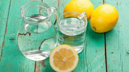 Стала известна польза воды с лимоном для здоровья организма 