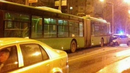 В Харькове пьяный водитель врезался в троллейбус 