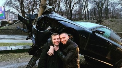 В Киеве Jaguar "взлетел" на столб: появились данные о горе-водителе (фото, видео)