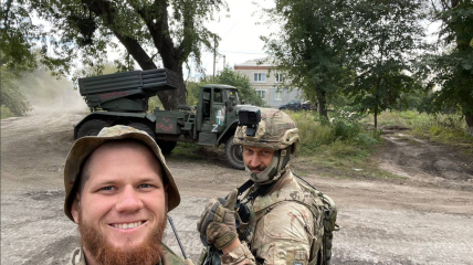 Українські військові роблять селфі з трофейним "Градом"