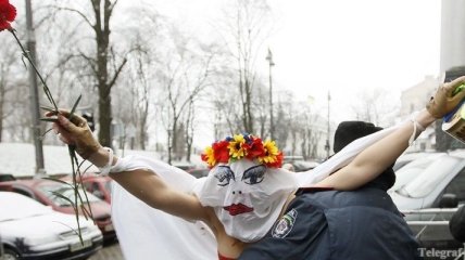 "Фемен" спилили 3 креста на арт-фестивале в Нидерландах