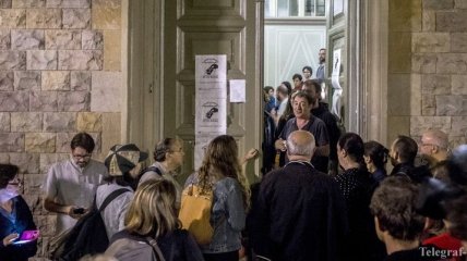Жители Каталонии начали выстраиваться в очереди у участков для голосования