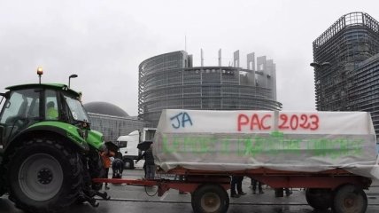 Зрелищный протест во Франции: около 1500 тракторов блокируют подъезд к Европарламенту (фото, видео)