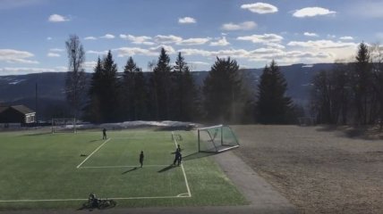 Мини-торнадо в Норвегии чуть не унесло ребенка вместе с футбольными воротами (Видео)