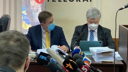Петро Порошенко зі своїми адвокатами