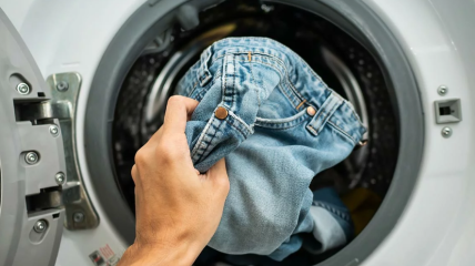 Дізнайтеся, як зберегти колір та розмір джинсів під час прання