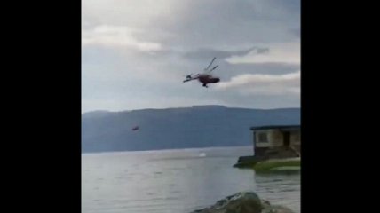Вертолет спасателей упал в озеро: трагедия в Китае попала на видео