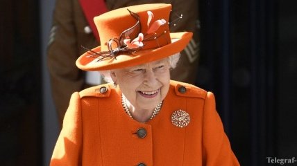 Елизавета II удивила ярким образом: оранжевое пальто и бриллиантовая брошь