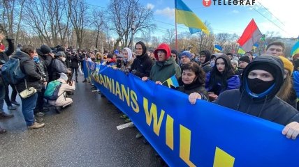 В Киеве сотни людей вышли на Марш единства.