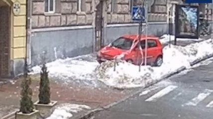 В Киеве "герой парковки" поплатился за оставленное на тротуаре авто (видео)