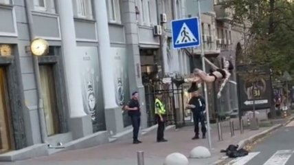 В Киеве девушка в одном нижнем белье станцевала стриптиз на дорожном знаке, за ней наблюдали полицейские (видео)