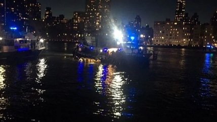 В Нью-Йорке вертолет упал в Гудзон, пилот выжил 